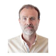 Profesional imparte clases prácticas de diseño de interiores